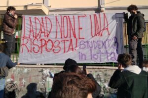 Catania, studenti protestano contro la Dad: “Tenere le scuole aperte è prioritario”