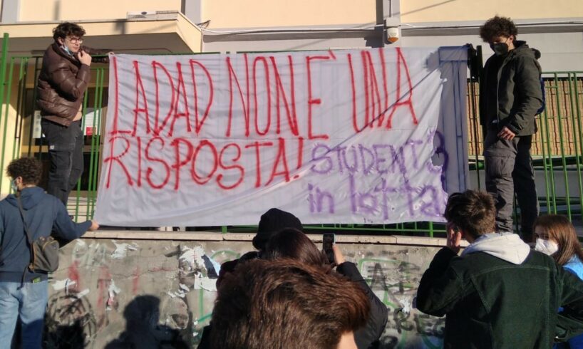 Catania, studenti protestano contro la Dad: “Tenere le scuole aperte è prioritario”