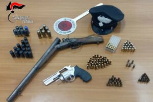 Caltagirone: in casa fucile a canne mozze, pistola e munizioni. Coniugi arrestati