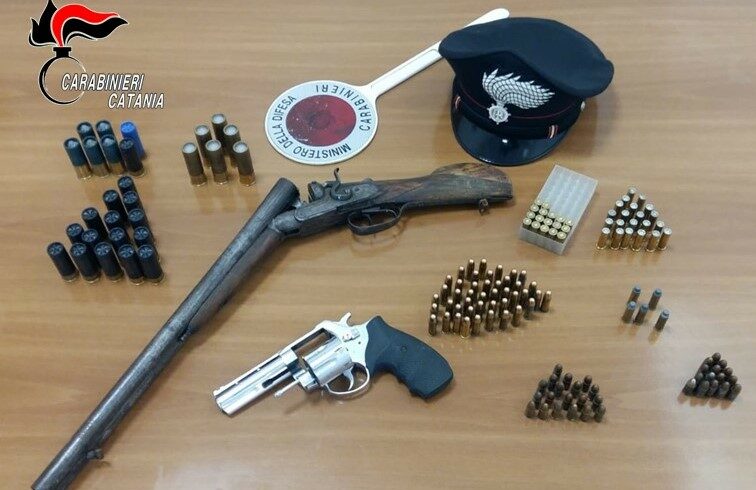 Caltagirone: in casa fucile a canne mozze, pistola e munizioni. Coniugi arrestati