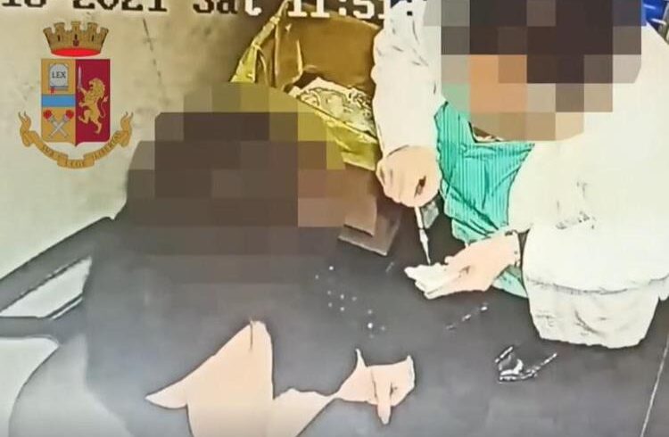 Vaccinazioni false, arrestata un’altra infermiera dell’hub di Palermo: ha finto di iniettare dose booster a coppia no vax