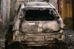 Paternò, rogo distrugge vecchia Fiat Punto in vico Cifalinò: incerte le cause