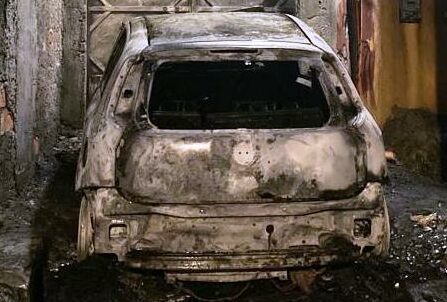 Paternò, rogo distrugge vecchia Fiat Punto in vico Cifalinò: incerte le cause
