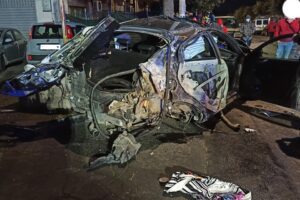 Motta S. Anastasia, perde controllo auto e va a sbattere contro tre macchine in sosta: 29enne ricoverato nel Policlinico di Catania