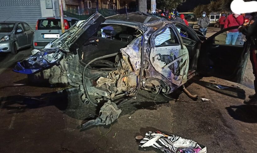 Motta S. Anastasia, perde controllo auto e va a sbattere contro tre macchine in sosta: 29enne ricoverato nel Policlinico di Catania