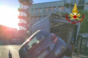 Catania, auto ‘sale’ su camioncino fermo: guidatore è stato abbagliato dal sole
