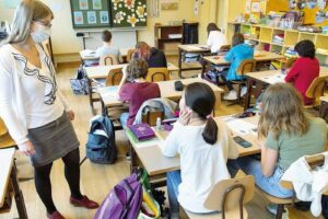 Scuola, in ‘zona gialla’ niente ordinanze di chiusura: la decisione dei sindaci siciliani. Pogliese: “I giovani hanno bisogno di socialità”