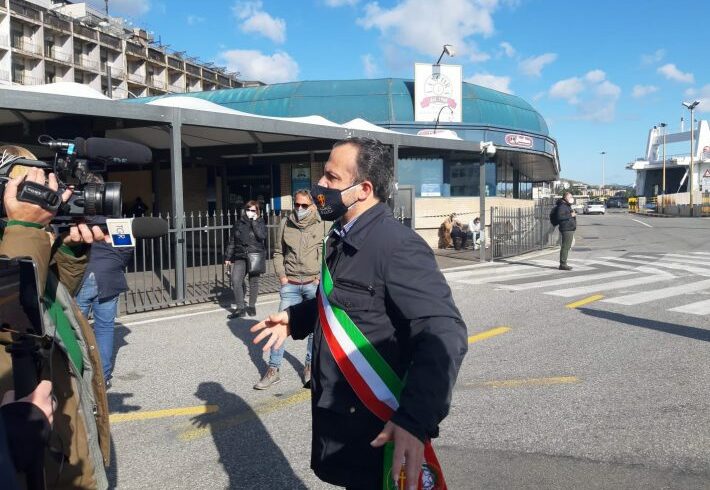 Messina, green pass rafforzato per passare lo Stretto: notte in tenda agli imbarcaderi per De Luca in protesta. E Musumeci scrive a Speranza