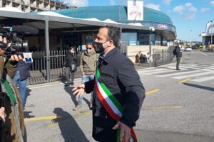 Messina, green pass rafforzato per passare lo Stretto: notte in tenda agli imbarcaderi per De Luca in protesta. E Musumeci scrive a Speranza