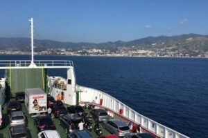 Sicilia, tampone negativo e niente green pass per attraversare lo Stretto: l’ordinanza di Musumeci