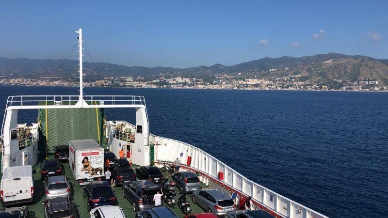 Sicilia, tampone negativo e niente green pass per attraversare lo Stretto: l’ordinanza di Musumeci
