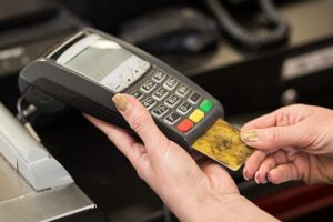 Adrano, fa piccoli acquisti con la carta bancomat ‘dimenticata’ sul POS da una coetanea: 32enne denunciata