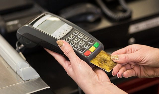 Adrano, fa piccoli acquisti con la carta bancomat ‘dimenticata’ sul POS da una coetanea: 32enne denunciata