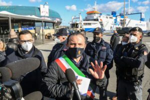 Messina, De Luca chiude la protesta agli imbarcaderi contro il super green pass: “Lo Stretto è stato liberato”