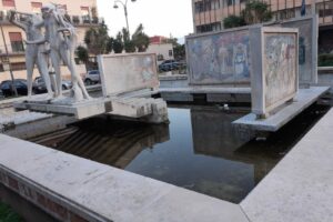 Paternò, l’amministrazione ‘riconfigura’ la fontana inaugurata da Andreotti. Virgolini: “Si deturpa l’originalità”