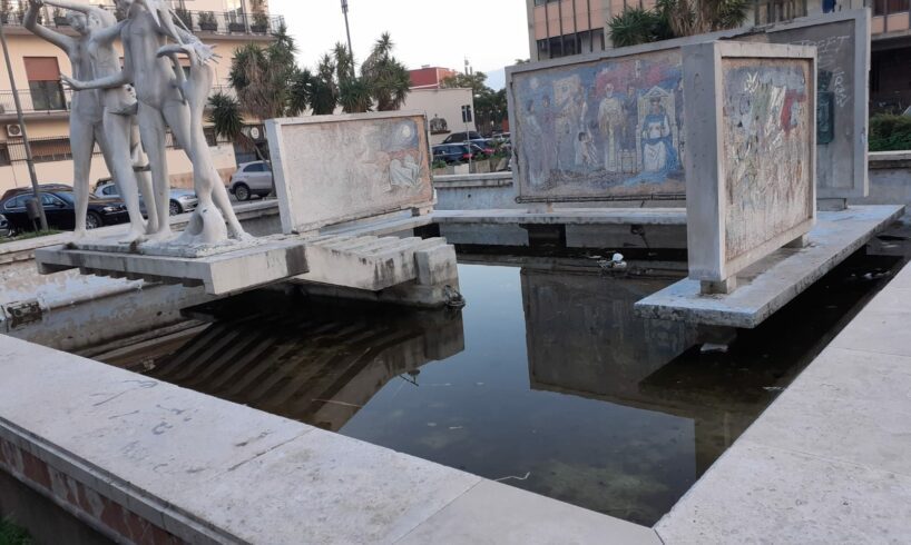 Paternò, l’amministrazione ‘riconfigura’ la fontana inaugurata da Andreotti. Virgolini: “Si deturpa l’originalità”