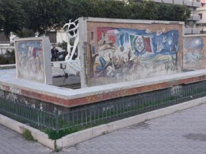 Paternò, l’amministrazione ‘riconfigura’ la fontana inaugurata da Andreotti. Virgolini: “Si deturpa l’originalità”