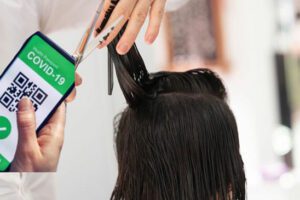 Covid, da oggi green pass obbligato per parrucchieri ed estetiste. Governo cerca soluzione condivisa sulla colorazione delle Regioni