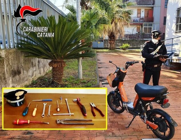 Riposto, dentro l’auto nascondono il ciclomotore elettrico rubato: 2 denunciati