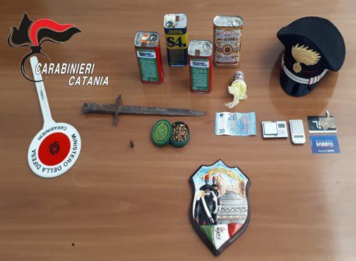 Caltagirone: detenzione di armi e munizioni, spaccio di droga e spendita di monete false: 4 denunce dopo controlli