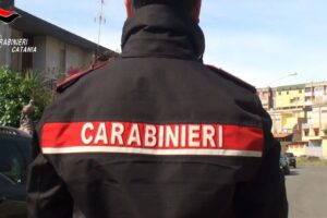 Catania, ruba liquori dal bancone esterno di un locale: 32enne denunciato