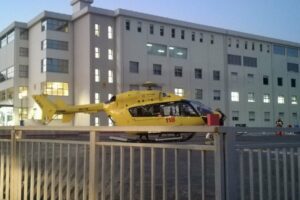 Siracusa, operaio di Randazzo cade da palo telefonico di 8 metri: è ricoverato in Rianimazione al ‘Cannizzaro’ di Catania