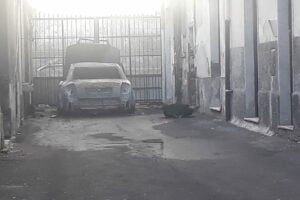 Paternò, auto incendiata in via Asmara: incerte le cause del rogo