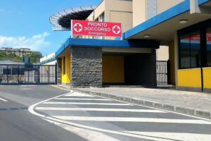 Catania, ruba auto al Pronto Soccorso del Policlinico: fa finta di accogliere il ferito e s’impossessa della vettura
