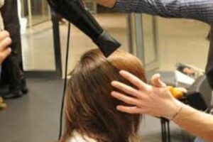 Adrano, sprovvisti di green pass i titolari di due saloni da parrucchiere: sanzionati. In regola i clienti