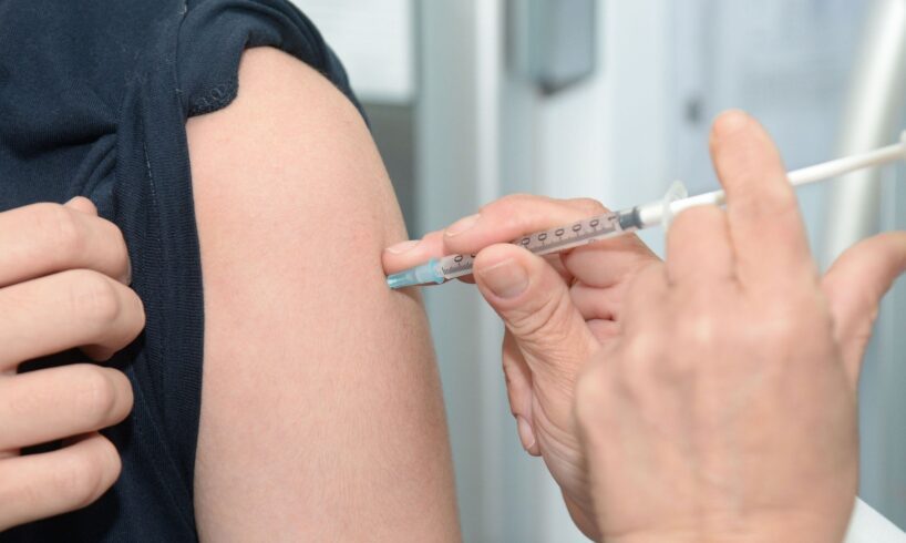 Catania, trend in crescita per le vaccinazioni. A Misterbianco drive-in per i tamponi in Piazza Milicia