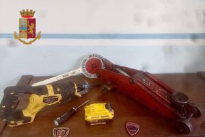 Catania, in via Bernini tenta il furto del catalizzatore in pieno giorno: arrestato ‘specialista’ di 32 anni