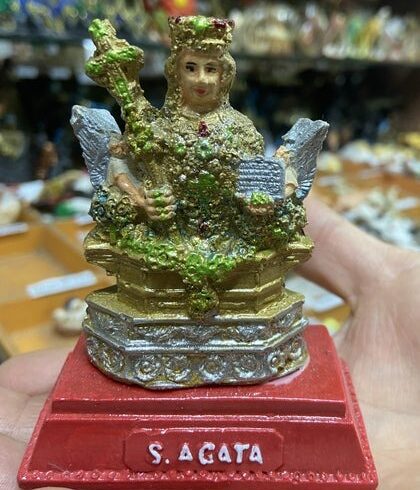 Catania, ruba statuette di Sant’Agata in un negozio di via Vittorio Emanuele: ora è ai domiciliari