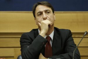 Catania, raid notturno nella segreteria di Fava: solidarietà bipartisan al presidente dell’Antimafia regionale