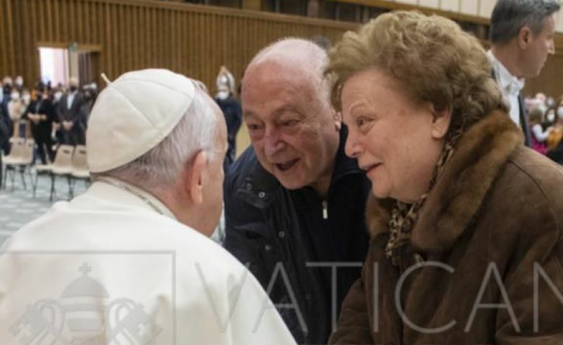 Biancavilla, Papa Francesco benedice i 60 anni di matrimonio dei coniugi Mancari: simpatico siparietto con i familiari (VIDEO)