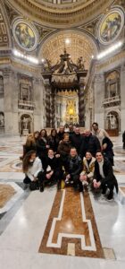 Biancavilla, Papa Francesco benedice i 60 anni di matrimonio dei coniugi Mancari: simpatico siparietto con i familiari (VIDEO)