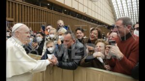 Biancavilla, Papa Francesco benedice i 60 anni di matrimonio dei coniugi Mancari: simpatico siparietto con i familiari (VIDEO)