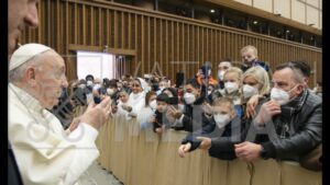Biancavilla, Papa Francesco benedice i 60 anni di matrimonio dei coniugi Mancari: simpatico siparietto con i familiari (VIDEO)