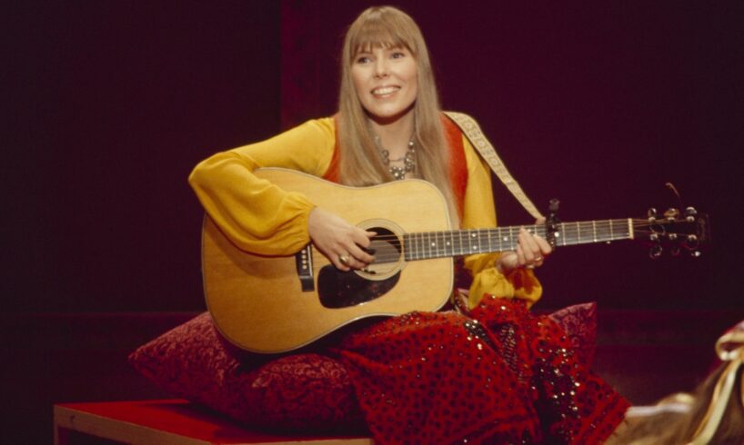 Dopo Neil Young anche Joni Mitchell rimuove la sua musica da Spotify: protesta contro un podcast ‘no vax’