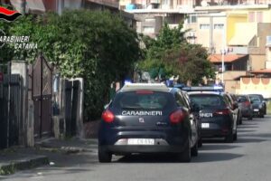 Catania, 105 gr di cocaina in ‘pietra’ nascosta sotto il sedile dell’auto: 52enne denunciato