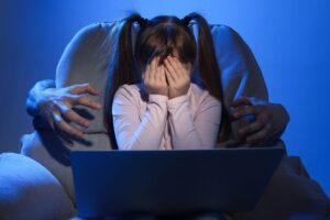 Catania, scambiava immagini sex e video proibiti con bambina ragusana di 9 anni: arrestato 27enne residente a L’Aquila