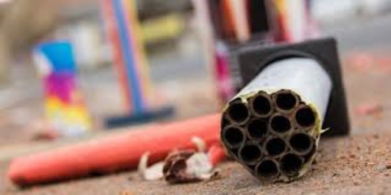 Catania, per festeggiare il compleanno della madre accende fuochi d’artificio per strada: denunciato 35enne