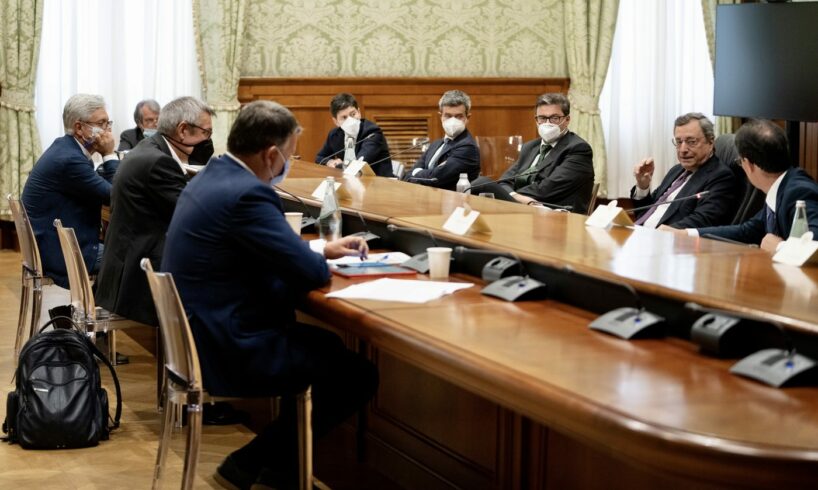 Via libera all’obbligo vaccinale per gli ‘over 50’: green pass rafforzato per i lavoratori e ‘base’ per uffici e parrucchieri