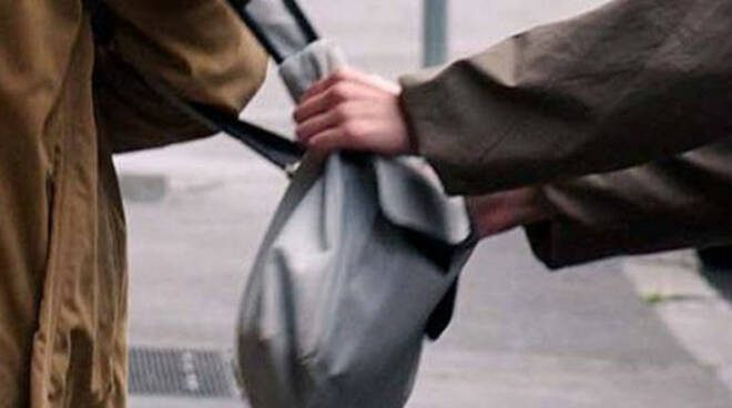 Adrano, scippa la borsa a una donna: Polizia lo individua in meno di 48 ore: 37enne denunciato