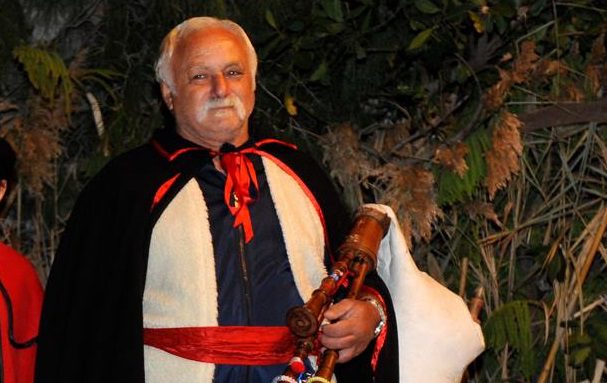 Paternò, addio allo zampognaro Nino Vinciullo: era il suono del Natale nelle novene e nel presepe del Borgo Gancia (VIDEO)