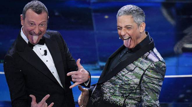 Sanremo: “Bentornato pubblico” e Amadeus si commuove. Festa Maneskin e omaggio a Battiato. Mahmood e Blanco sono primi