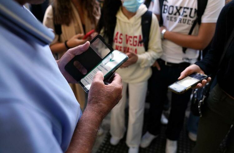 Covid, green pass illimitato per chi ha 3 dosi: niente dad per gli studenti vaccinati