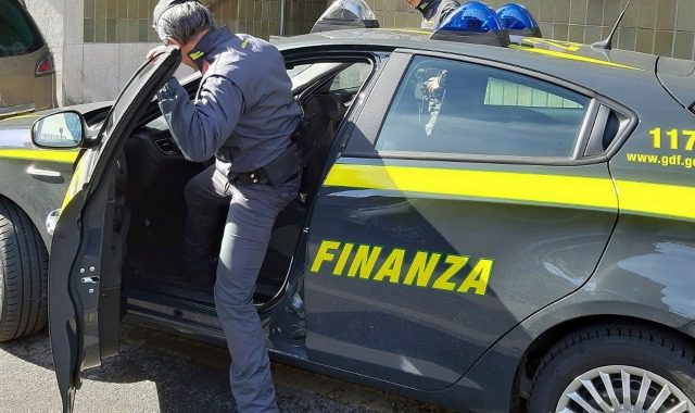 Catania, corriere della droga trasportava 11 kg di marijuana e hashish: aveva il reddito di cittadinanza: