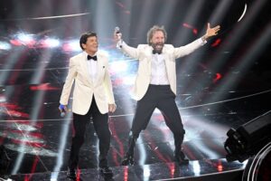 Sanremo, la serata delle cover è una festa della musica. Medley travolgente con Morandi e Jovanotti