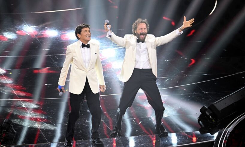 Sanremo, la serata delle cover è una festa della musica. Medley travolgente con Morandi e Jovanotti
