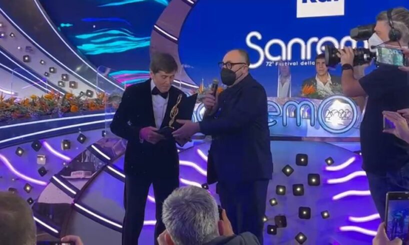 Sanremo, l’adranita Enzo Sangrigoli premia Gianni Morandi per il Premo Sala Stampa ‘Lucio Dalla’ (VIDEO)